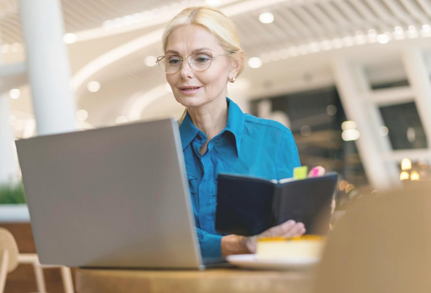 Teilnehmer beim gemeinsamen Lernen von Finanzplanung